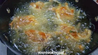 Onion Fritters - Kanda Bhaji preparation