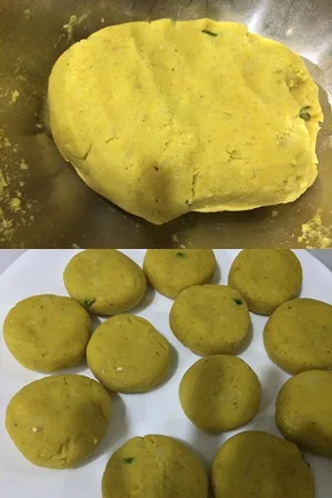 Ragda Patties ( Potato Patties with Spicy White Peas Gravy) preparation