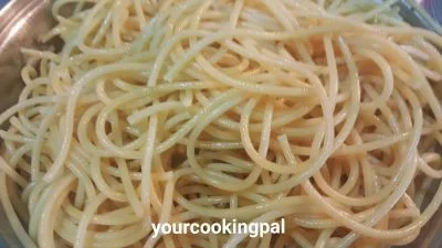 Spaghetti in Red and White Sauce preparation